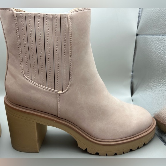 NEW DV by Dolce Vita Juliet Lug Bootie in Beige - Size 10 - Picture 6 of 13